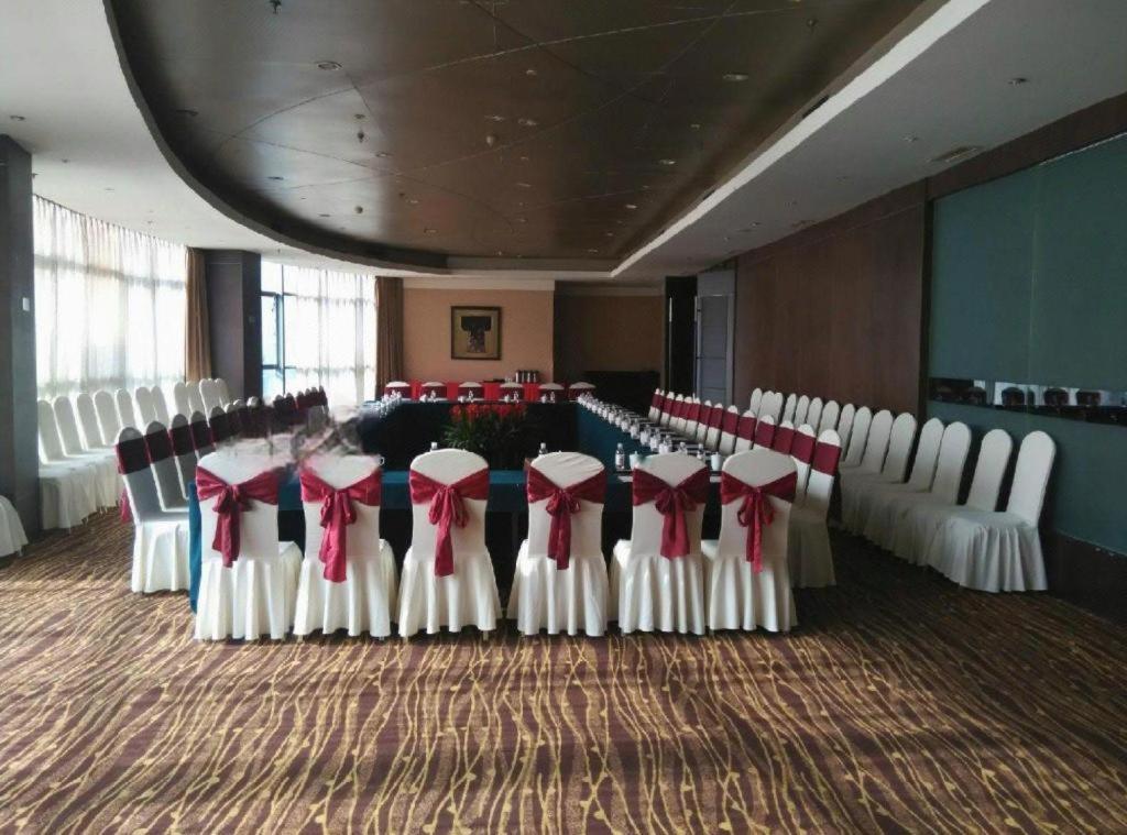 Qingdao Royal Garden Hotel Exterior photo