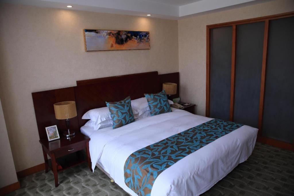 Qingdao Royal Garden Hotel Exterior photo