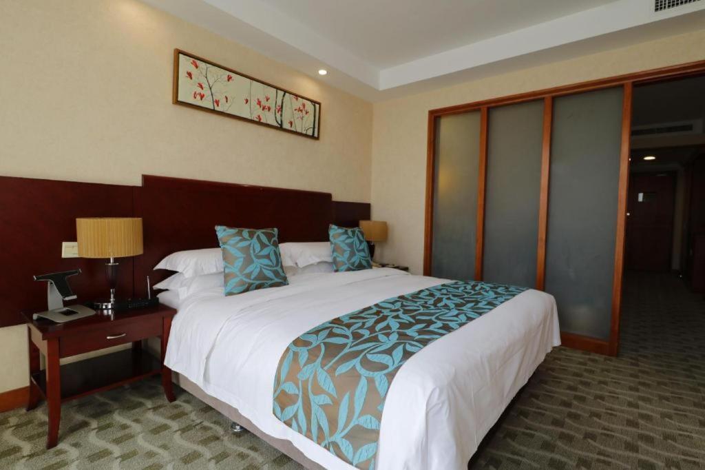 Qingdao Royal Garden Hotel Exterior photo